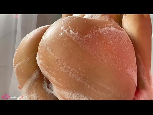 ❤️ Brunette په شاور کې د شدید orgasm لپاره د وایبرټر سره بلی مشت زنی کوي ☑  جنس